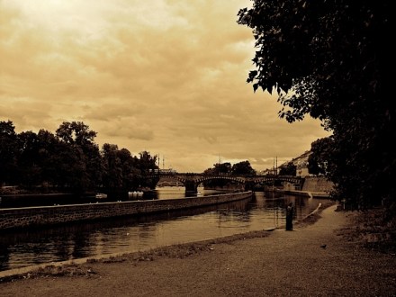 Lungo fiume da Isola di Kampa